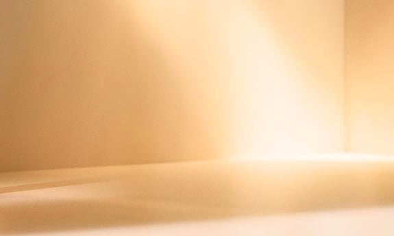 Graue Schrift auf goldenem Untergrund