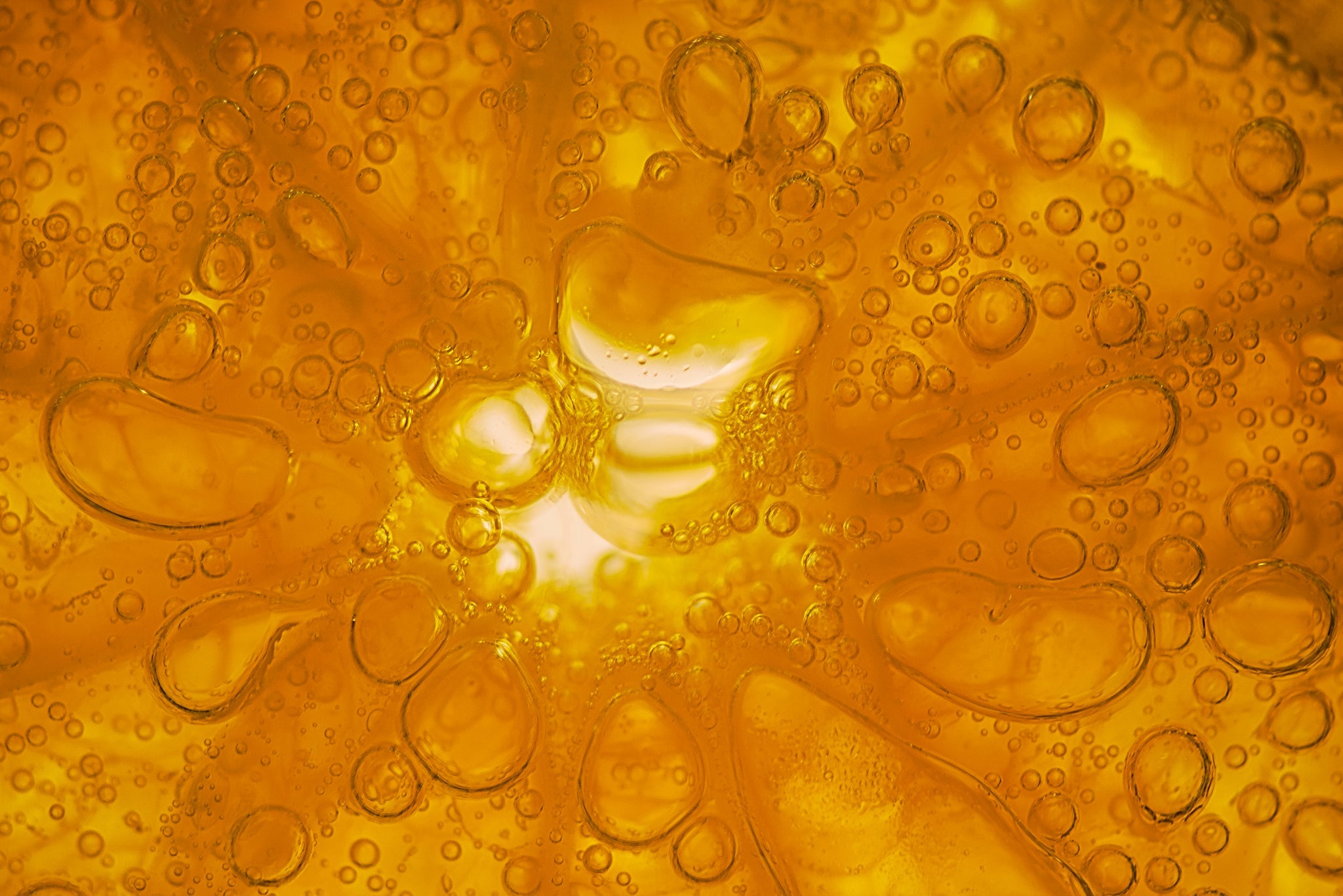 Abstrakte Detailaufnahme der Struktur einer Bio-Orange mit Saftblasen.