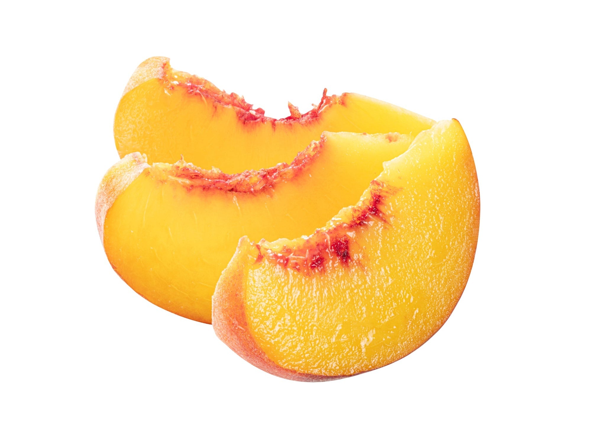 frische, saftige Pfirsichspalten auf weißem Hintergrund, leuchtend gelb-orange mit roten Akzenten.