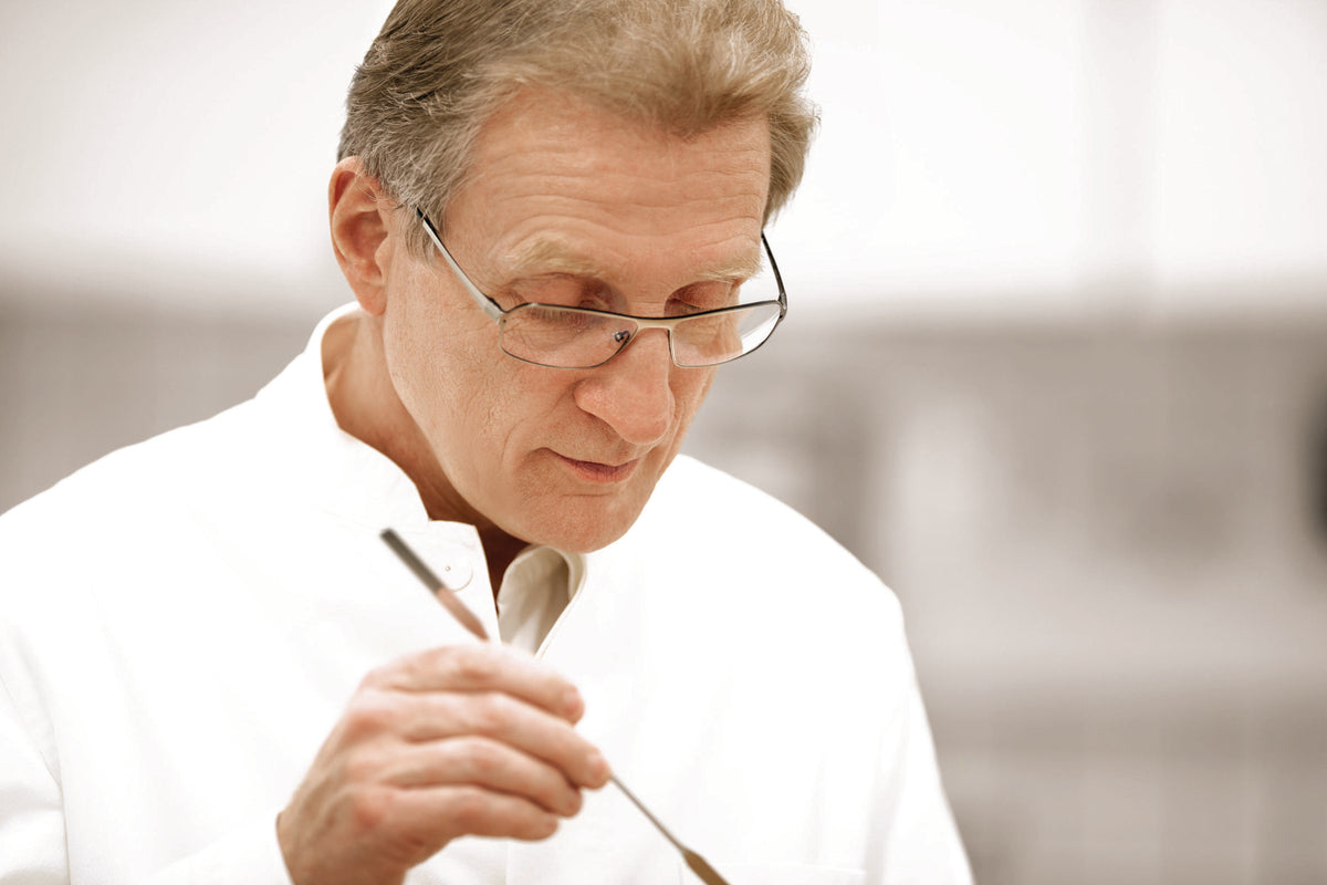 lavera Gründer Thomas Haase im Labor