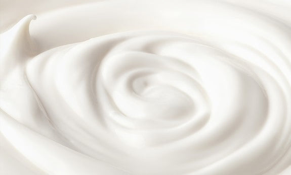 Weiße Creme in swirlförmiger Textur in Nahaufnahme