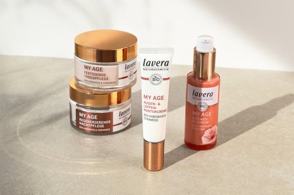 lavera MY AGE linia produktów z czterema produktami na kamiennej powierzchni