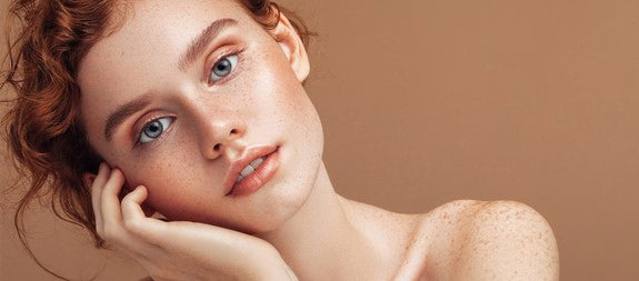 Portret kobiety z naturalnym makijażem i równą cerą